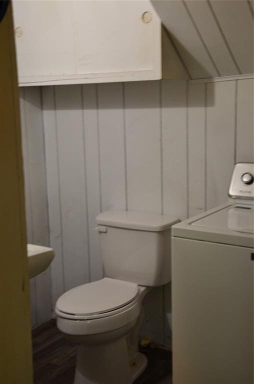 120 S Chickasaw Ave, Bartlesville, OK 74003 - half bath with washer / clothes dryer and a decorative wall