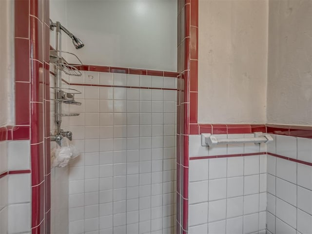 720 NW 49th St, Oklahoma City, OK 73118 - bathroom featuring a tile shower and wainscoting