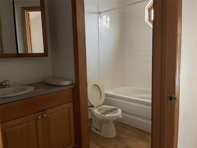 1333 Reid St, Seminole, OK 74868 - bathroom featuring vanity, wood finished floors, and shower / washtub combination