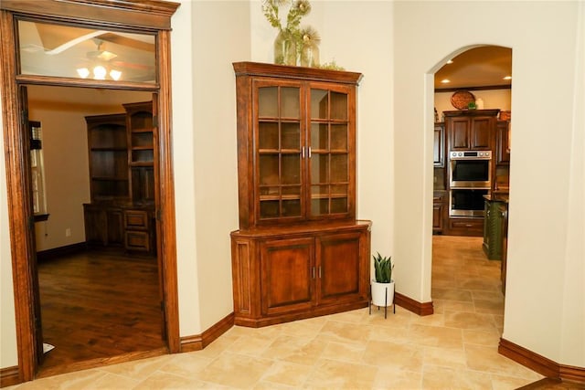 16721 Village Garden Dr, Edmond, OK 73012 - hall featuring arched walkways and baseboards