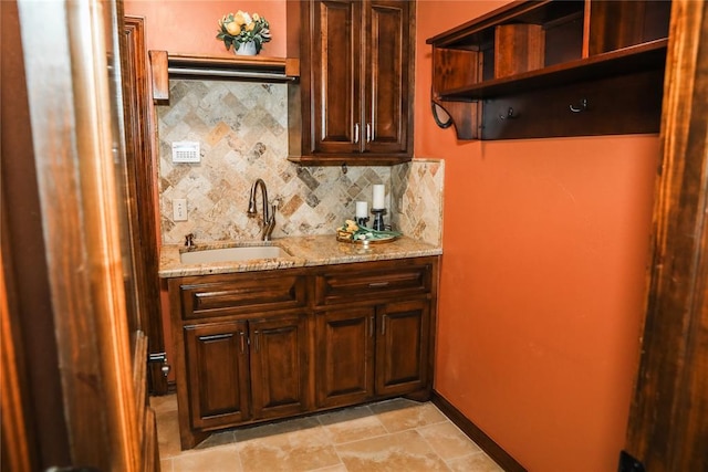 16721 Village Garden Dr, Edmond, OK 73012 - indoor wet bar with decorative backsplash