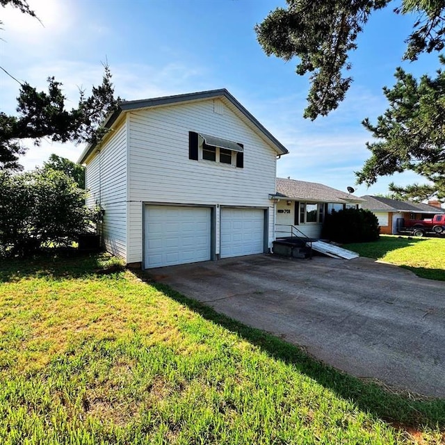 701 S 18th St, Clinton, OK 73601 - view of front of property with a garage, a front lawn, and concrete driveway