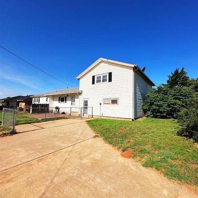 701 S 18th St, Clinton, OK 73601 - back of house featuring a gate