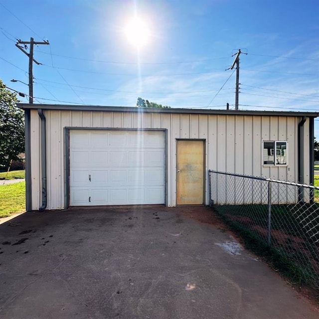 701 S 18th St, Clinton, OK 73601 - detached garage featuring asphalt driveway