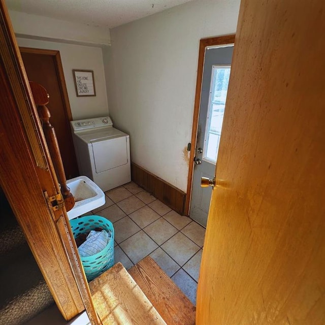 701 S 18th St, Clinton, OK 73601 - washroom featuring washer / dryer and light tile patterned floors