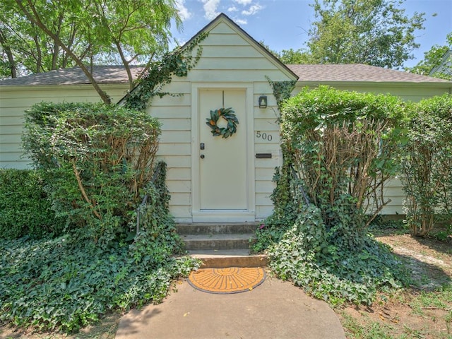 500 Dakota St, Norman, OK 73069 - entrance to property featuring a shingled roof