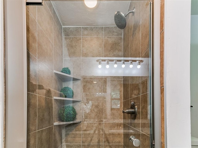 17 Pueblo, Edmond, OK 73013 - full bathroom featuring a tile shower