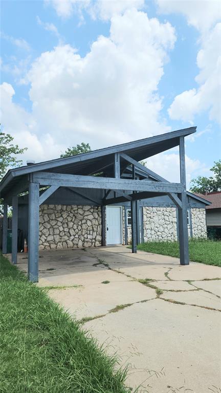 537 NW 114th St, Oklahoma City, OK 73114 - view of vehicle parking featuring driveway and a carport
