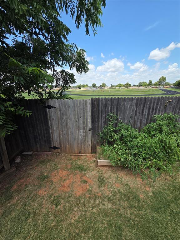 5621 NW 83rd St, Oklahoma City, OK 73132 - view of yard