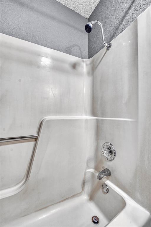 224 N Quail Run, Altus, OK 73521 - full bathroom featuring shower / washtub combination