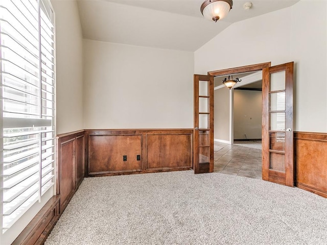 112 Lakeview Ct, Edmond, OK 73003 - unfurnished room with carpet floors, a wainscoted wall, lofted ceiling, and a smoke detector
