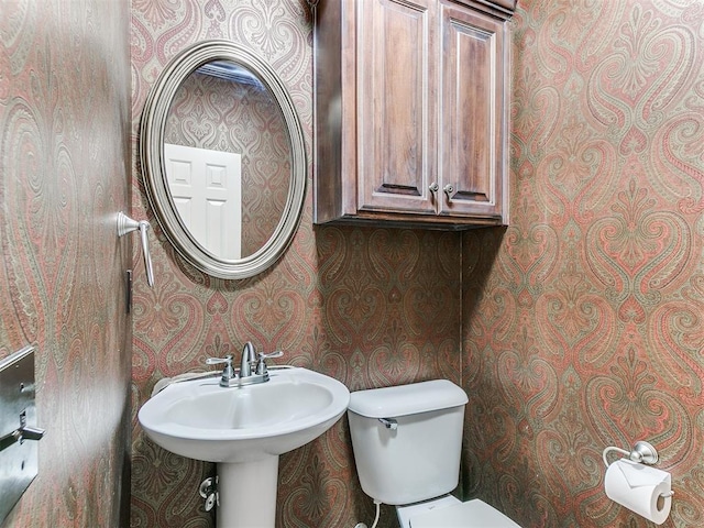 112 Lakeview Ct, Edmond, OK 73003 - bathroom featuring wallpapered walls and toilet