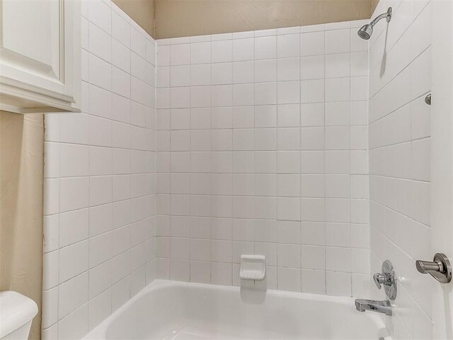 112 Lakeview Ct, Edmond, OK 73003 - bathroom with bathing tub / shower combination and toilet