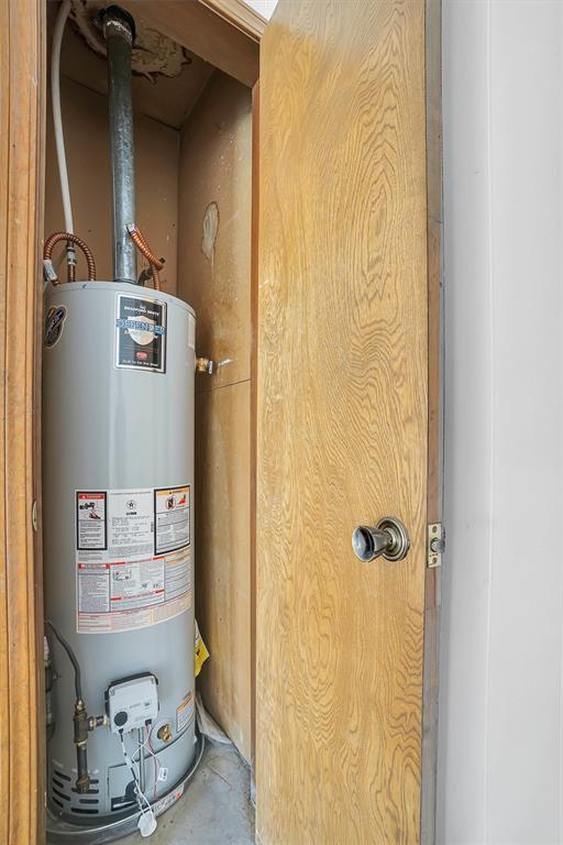 813 Tottingham Rd, Anadarko, OK 73005 - utility room with gas water heater