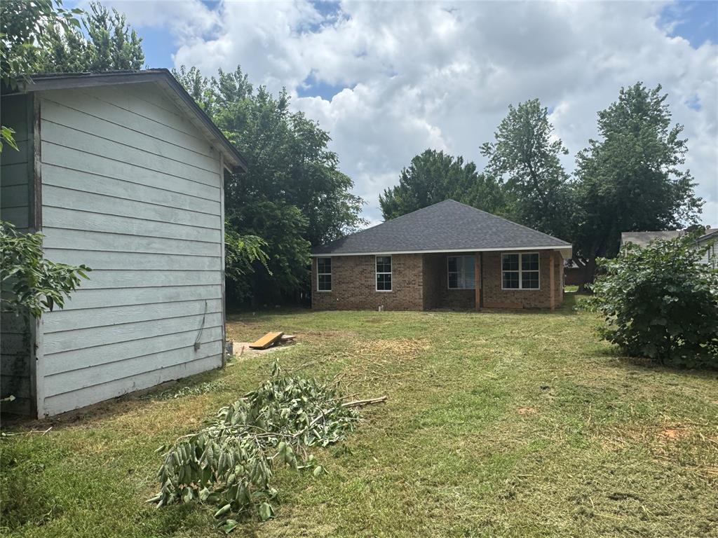 203 W Holly St, Tuttle, OK 73089 - view of grassy yard