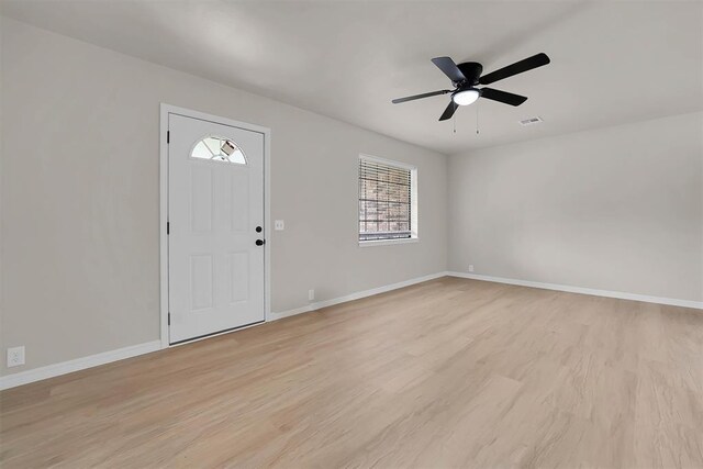 1712 N 4th St, Sayre, OK 73662 - foyer featuring light wood-type flooring and a ceiling fan