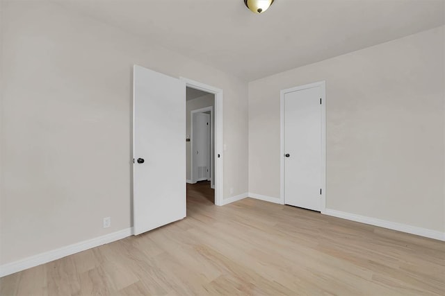 1712 N 4th St, Sayre, OK 73662 - unfurnished room featuring baseboards and light wood-style floors