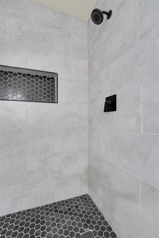 1712 N 4th St, Sayre, OK 73662 - full bath featuring tiled shower