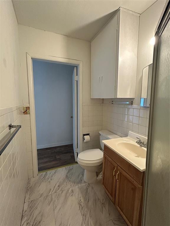 1708 W Modelle Ave, Clinton, OK 73601 - half bath featuring tile walls, vanity, and marble finish flooring