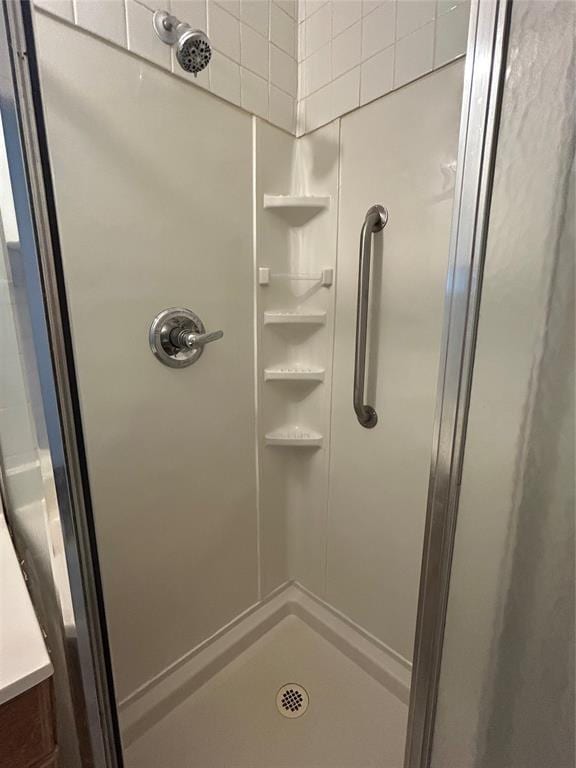 1708 W Modelle Ave, Clinton, OK 73601 - full bathroom featuring a stall shower