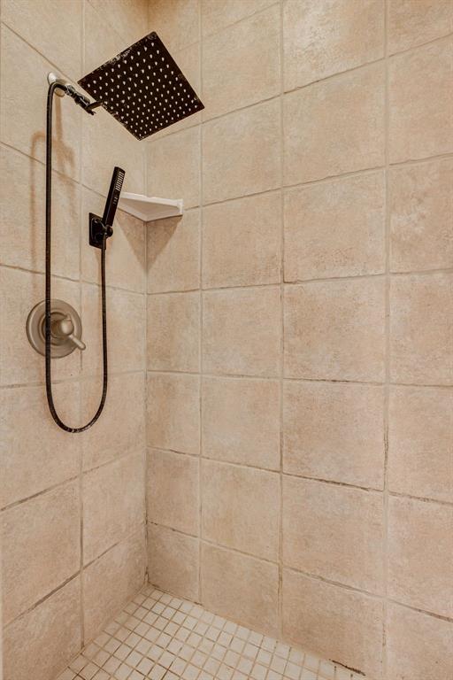 1810 Sandpiper Dr, Blanchard, OK 73010 - full bathroom with a tile shower
