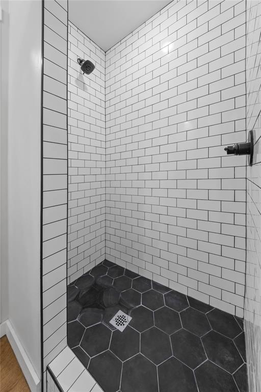 2326 County Road 1335, Blanchard, OK 73010 - bathroom featuring tiled shower