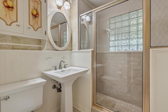 829 Arnold Ave, Moore, OK 73160 - full bathroom featuring a stall shower, wainscoting, and a decorative wall