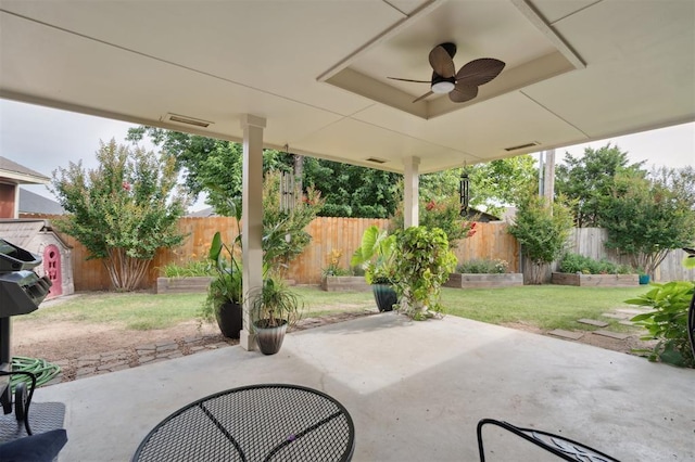 6005 SE 82nd Cir, Oklahoma City, OK 73135 - fenced backyard featuring a patio area and a ceiling fan