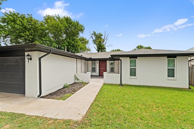 104 N Ramblin Oaks Dr, Moore, OK 73160 - single story home with brick siding, a garage, and a front yard