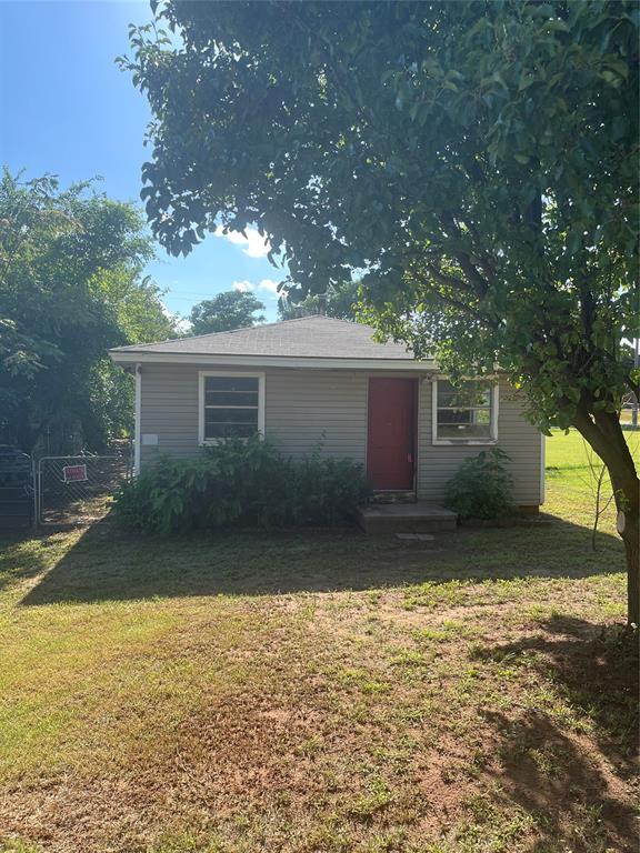 505 S Jackson Ave, Blanchard, OK 73010 - view of front of house featuring a front yard and a gate