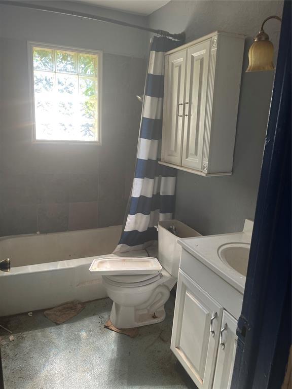 505 S Jackson Ave, Blanchard, OK 73010 - bathroom with vanity and shower / bath combo