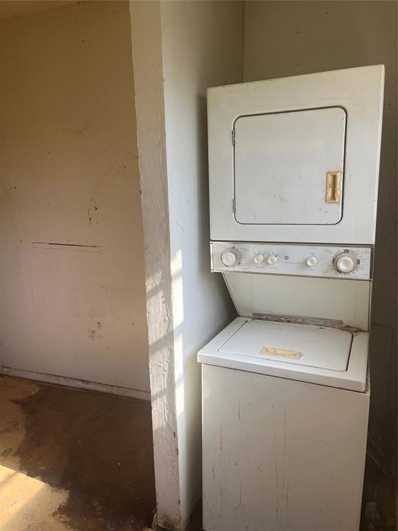 505 S Jackson Ave, Blanchard, OK 73010 - laundry area with stacked washer / dryer