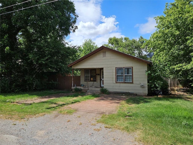 413 W Van Buren St, Mangum, OK 73554 - bungalow-style home featuring a porch