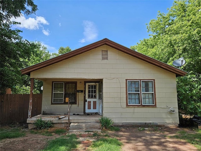413 W Van Buren St, Mangum, OK 73554 - bungalow-style house with covered porch
