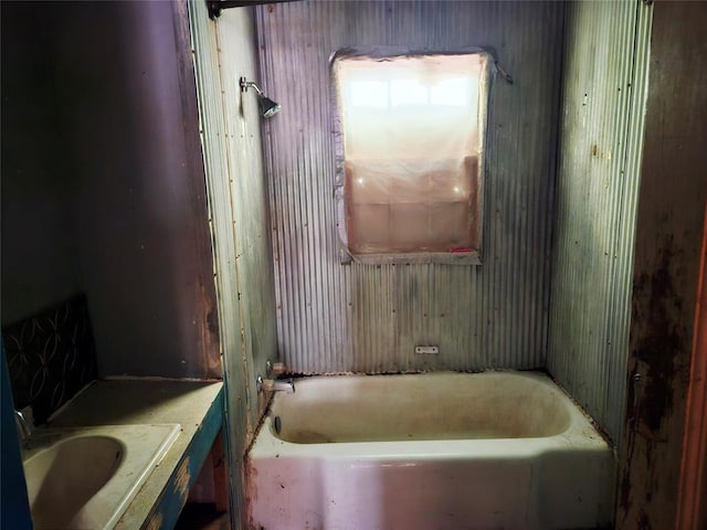 413 W Van Buren St, Mangum, OK 73554 - full bath featuring a tub