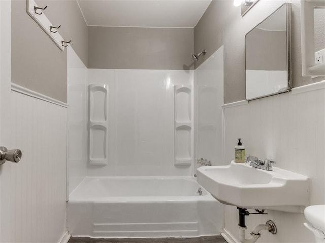 1125 E Fay St, Shawnee, OK 74801 - full bath with wainscoting and shower / tub combination