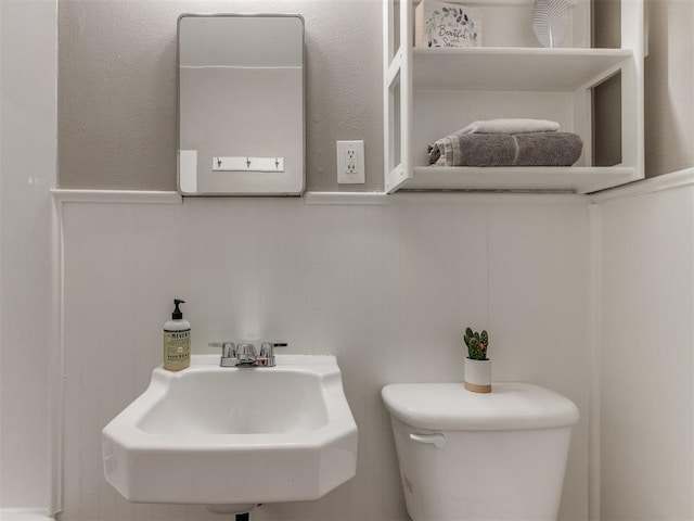 1125 E Fay St, Shawnee, OK 74801 - half bathroom featuring a sink and toilet