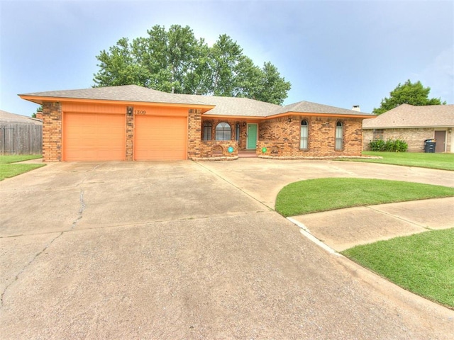 1309 Cedarbrook Ln, Moore, OK 73170 - photo 2