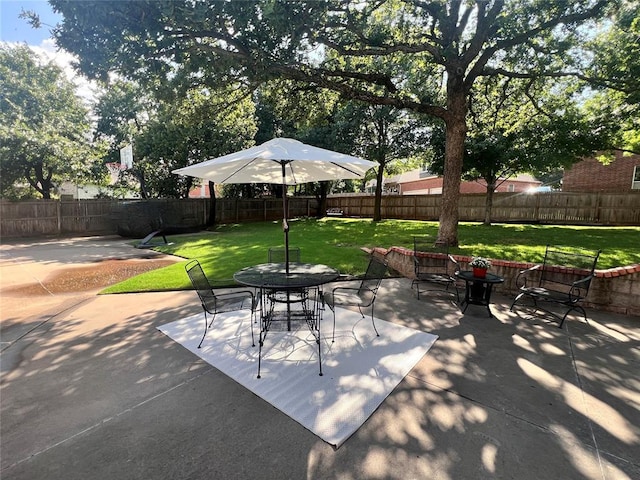 4201 Echohollow Trl, Edmond, OK 73025 - fenced backyard with outdoor dining area and a patio