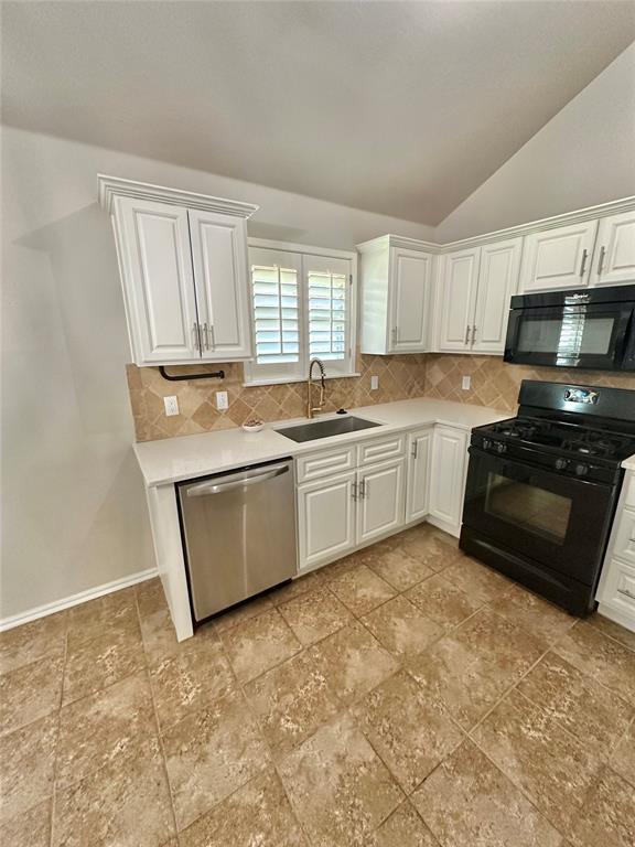 3600 Green Apple Pl, Moore, OK 73160 - kitchen with black appliances, tasteful backsplash, light countertops, white cabinetry, and lofted ceiling
