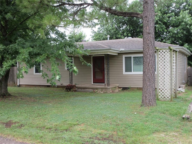 404 S 6th St, Tecumseh, OK 74873 - single story home with a front lawn and a shingled roof