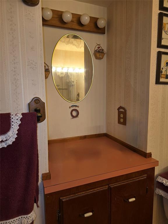730 N Santa Fe St Unit 4052073333, Pauls Valley, OK 73075 - detailed view of wallpapered walls