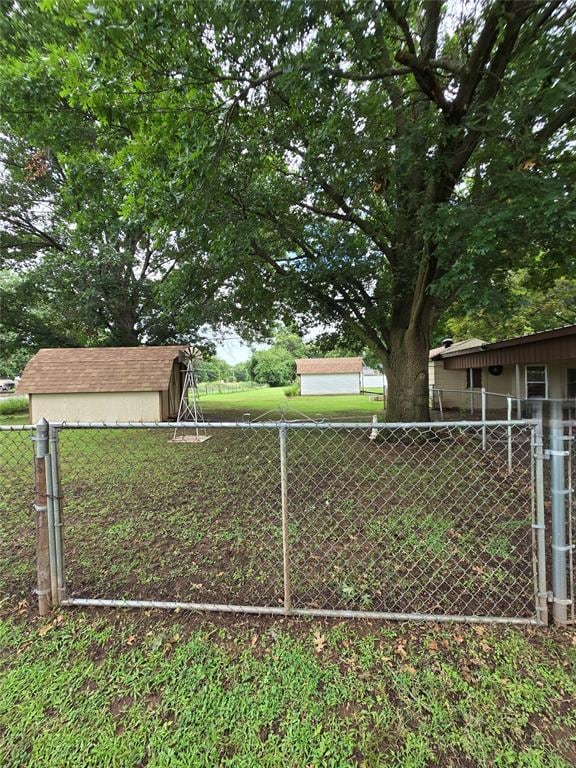 730 N Santa Fe St Unit 4052073333, Pauls Valley, OK 73075 - view of yard featuring a shed