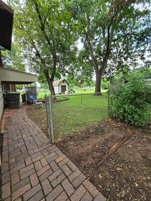 730 N Santa Fe St Unit 4052073333, Pauls Valley, OK 73075 - view of yard with an outdoor structure