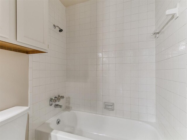 4400 Hemingway Dr Unit 221, Oklahoma City, OK 73118 - full bathroom with toilet and washtub / shower combination