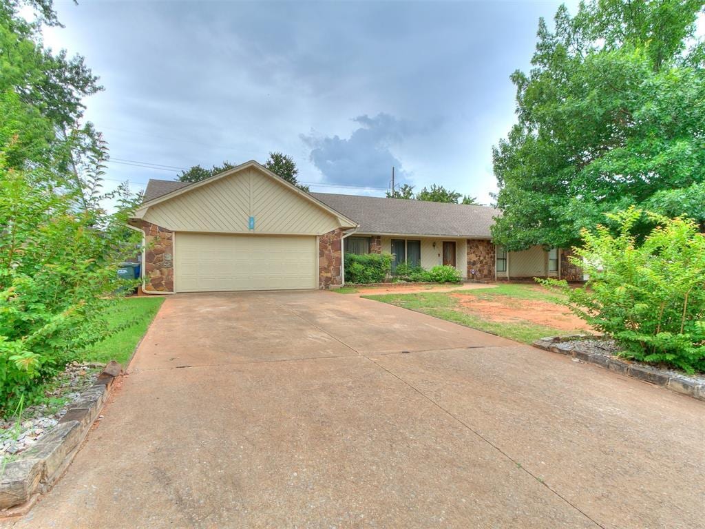 1912 Nighthawk Dr, Edmond, OK 73034 - photo 1
