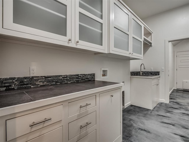 3604 Valley Creek Cir, Edmond, OK 73034 - kitchen with tasteful backsplash, dark countertops, and glass insert cabinets