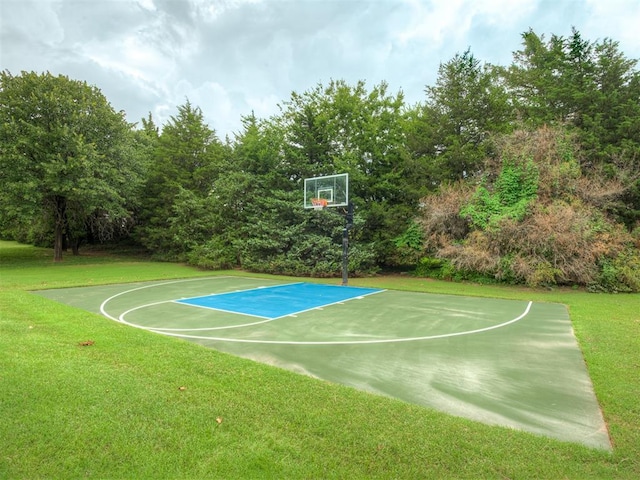 3604 Valley Creek Cir, Edmond, OK 73034 - view of sport court with community basketball court and a lawn