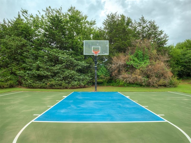 3604 Valley Creek Cir, Edmond, OK 73034 - view of sport court featuring community basketball court