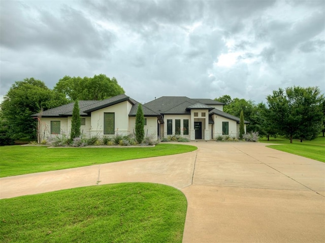 3604 Valley Creek Cir, Edmond, OK 73034 - view of front of home with stucco siding, a front lawn, and curved driveway
